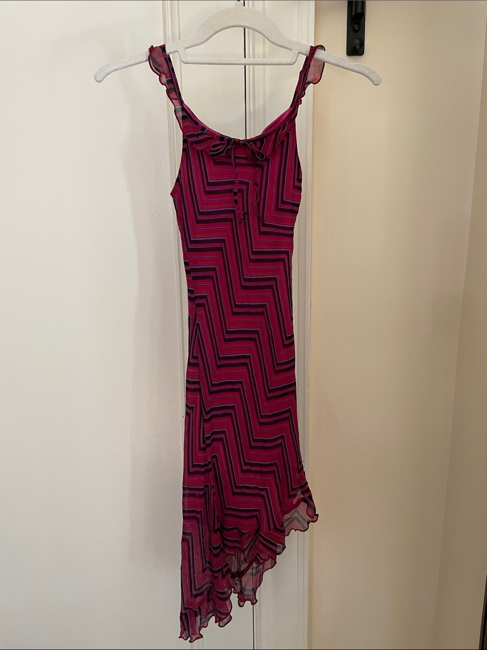 Girls vintage Betsey Johnson sleeveless Fuchsia Chevron Dress with Ruffled Hem